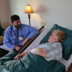 doctor speaks with patient about hospice vs palliative care